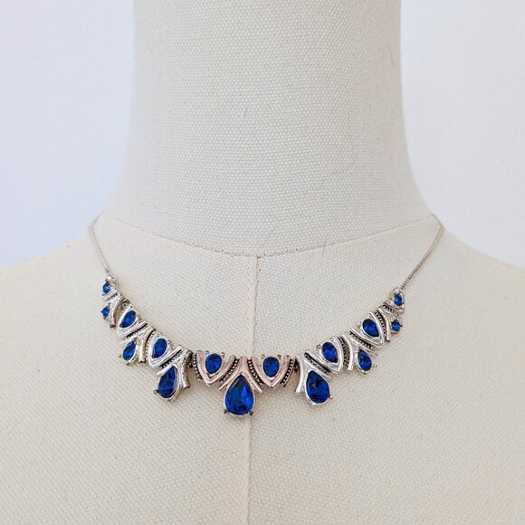 Jewelry - Elegant Silver and Blue Necklace